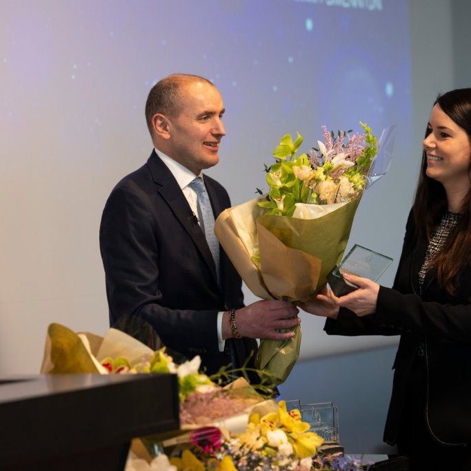 gudni-afhendir-joonnu