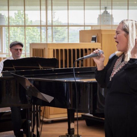 Sigríður Eyrún Friðriksdóttir flutti tvö lög við undirleik Karls Olgeirssonar