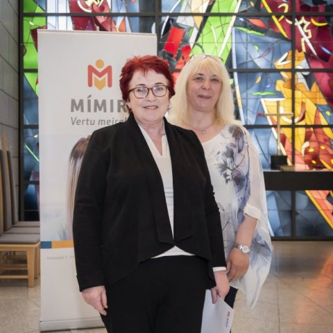 Útskriftarnemandi úr Fagnámskeiði fyrir starfsfólk í félags- og heilbrigðisþjónustu samt Irmu verkefnastjóra