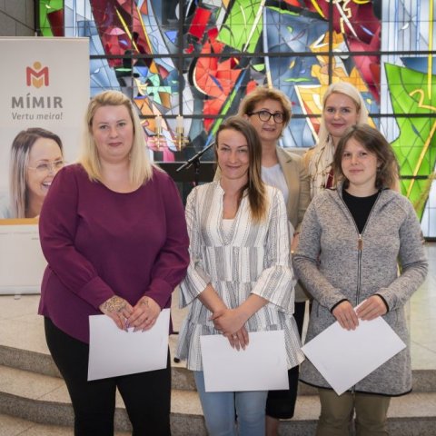 Samfélagstúlkar. Fyrsti hópur sem útskrifast af námsbrautinni. 