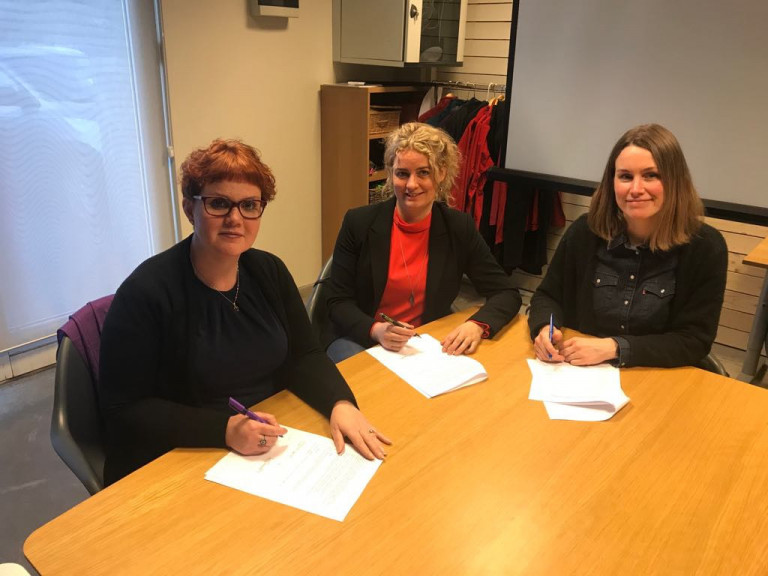 Margrét Jónsdóttir, mannauðsstjóri hjá Íslenskum fjallaleiðsögumönnum, Sólveig Hildur Björnsdóttir, framkvæmdastjóri Mímis og Sólveig Lilja Snæbjörnsdóttir hjá SVS undirrita samninginn