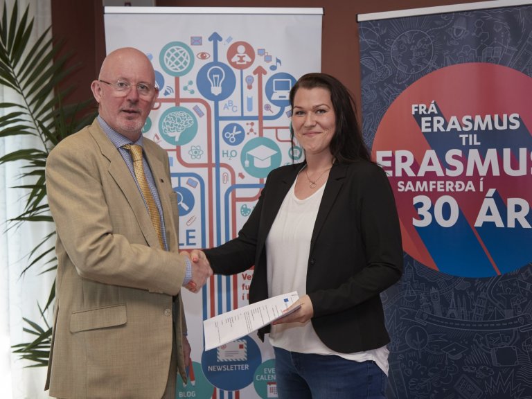 Bryndís ásamt Ágústi Hirti Ingþórssyni, sviðsstjóra mennta- og menningarsviðs Rannís.