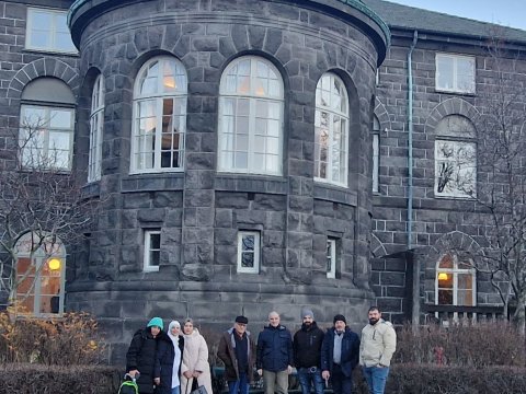 Hér er hópurinn við Alþingishúsið. Ljósmynd: Ashwaq Najjar, kennari námskeiðsins. 