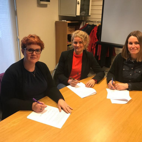 Margrét Jónsdóttir, mannauðsstjóri hjá Íslenskum fjallaleiðsögumönnum, Sólveig Hildur Björnsdóttir, framkvæmdastjóri Mímis og Sólveig Lilja Snæbjörnsdóttir hjá SVS undirrita samninginn