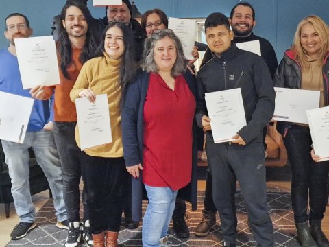 Nemendur fagna útskriftinni ásamt kennara sínum.